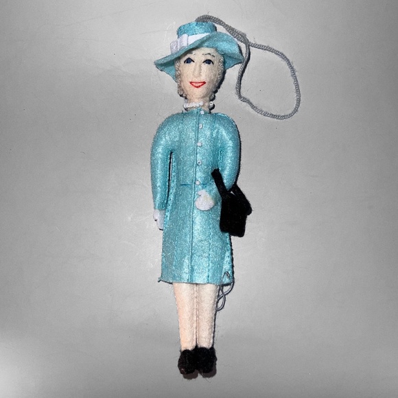 Queen Elizabeth II Ornament - Picture 1 of 5